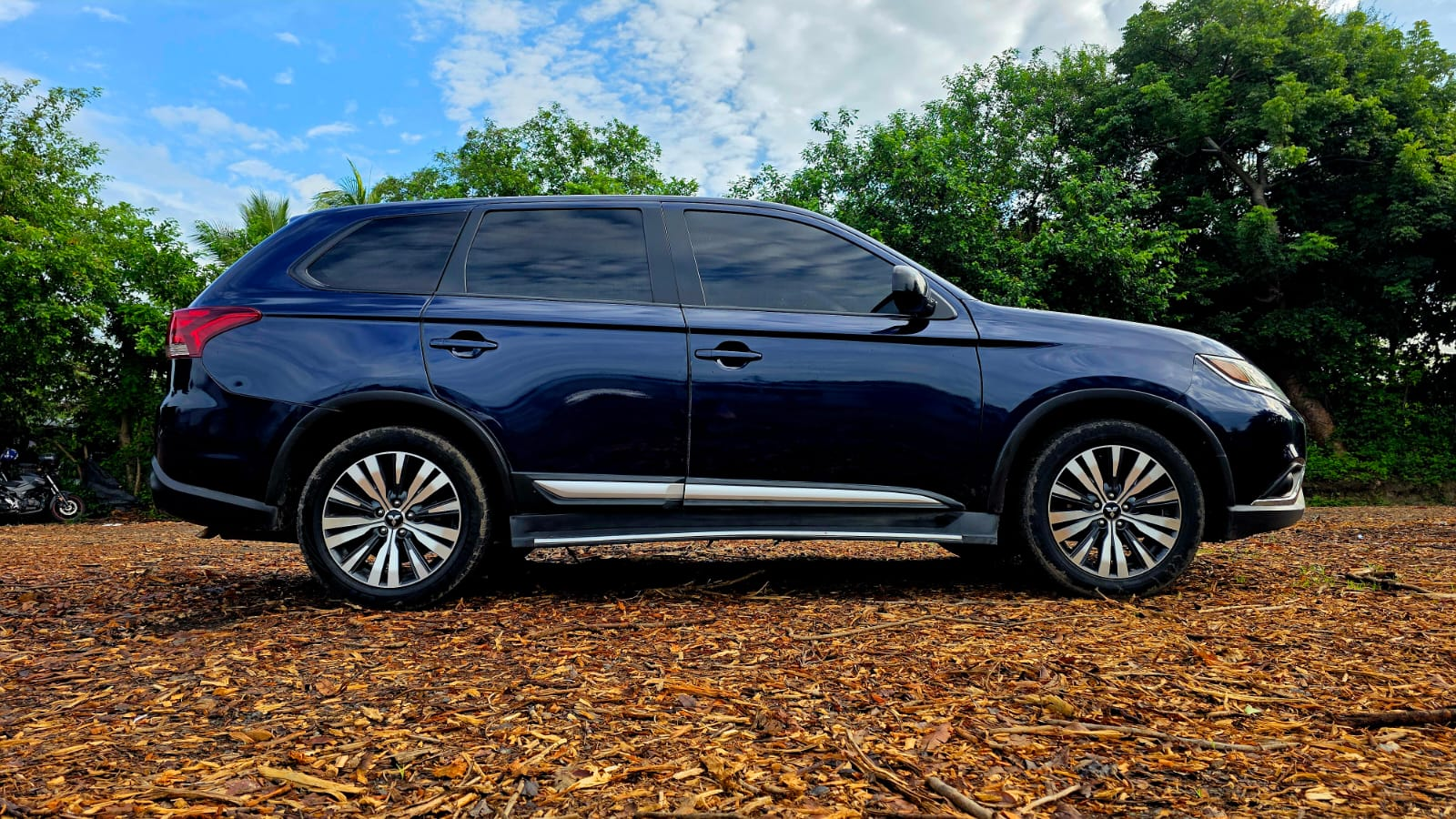 Mitsubishi Outlander 2020 (Azul con Estribos) en El Salvador